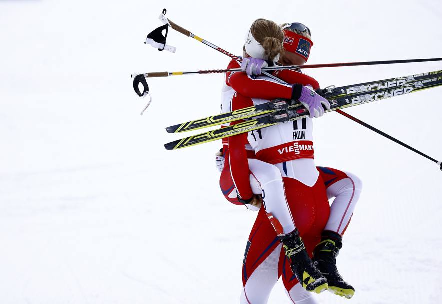 Mondiali di sci nordico, Falun. La gioia della norvegese Therese Johaug e della la connazionale Uhrenholdt Jacobsen prima e seconda sul traguardo della prova di skiathlon, 7,5 km a tecnica classica e 7,5 km a tecnica libera (Reuters) 